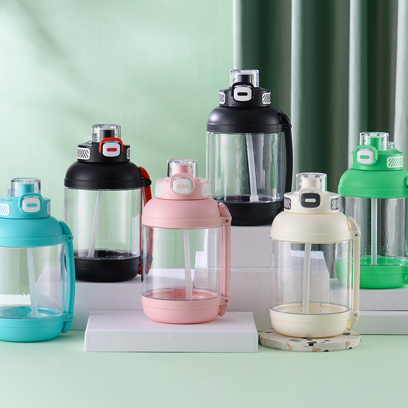 Large Capacity Plastic Water Bottle With PP Silicone Straw